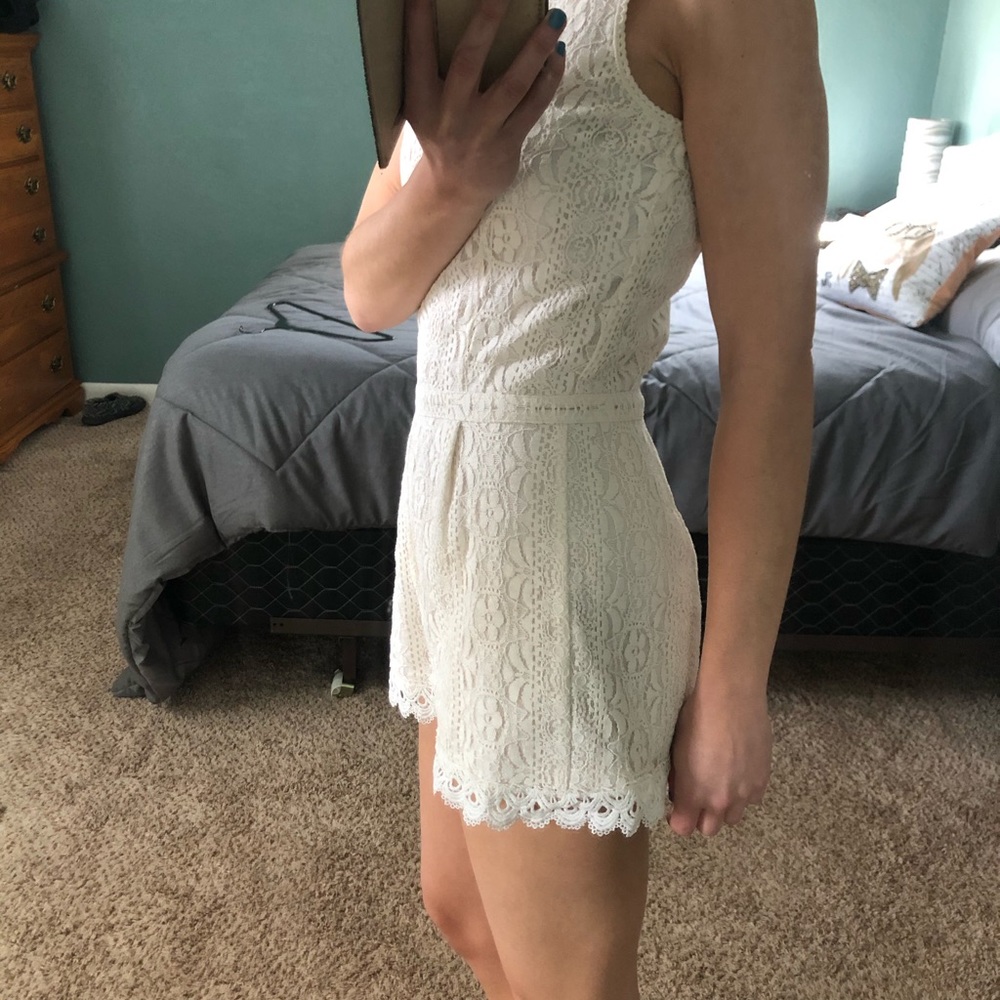 Absorbable lace romper - Picture 2 of 4
